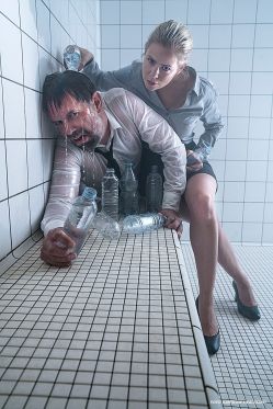 En dyngvåd møgdag med humor på Teater Katapult</br>Plakat-billede til Dette er vand</br>Foto: PR-foto / Teater Katapult