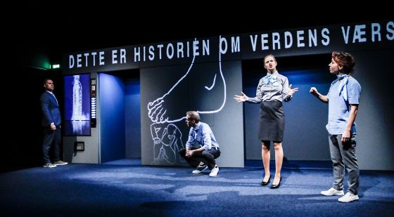 En dyngvåd møgdag med humor på Teater Katapult</br>Fra forestillingen Dette er vand</br>Foto: Jens Peter Engedal