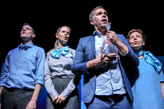 En dyngvåd møgdag med humor på Teater Katapult</br>Fra forestillingen Dette er vand</br>Foto: Jens Peter Engedal