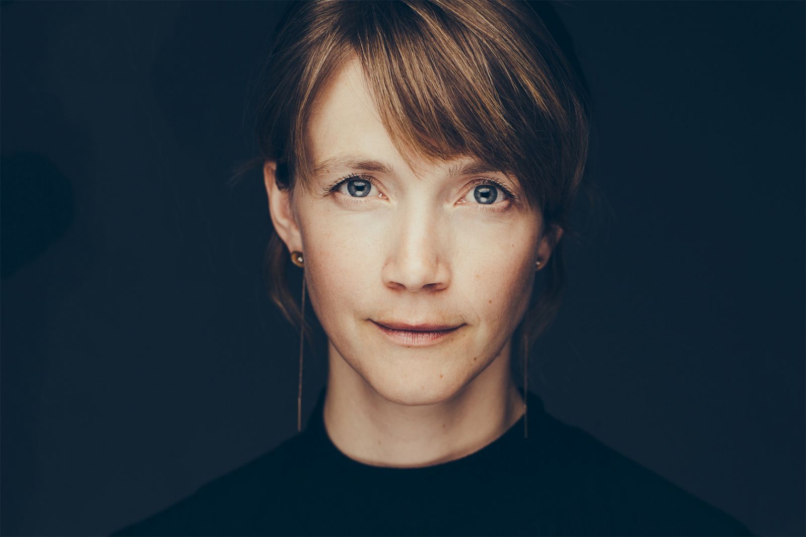 En dyngvåd møgdag med humor på Teater Katapult</br>Dramatiker Anna Clemensen Bro</br>Foto: HEIN Photography