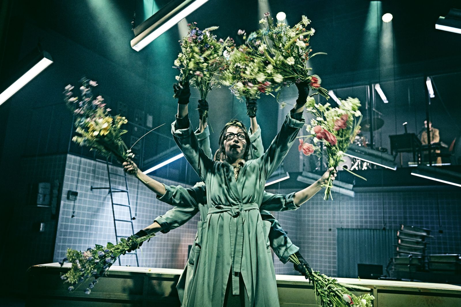 Dancer in the Dark i en avantgarde lydkulisse</br>Marie Koldkjær Højlund kommer på scenen som en anden Selma, der skal vise, at Selma kan gøre noget særligt ved verden. </br>Foto: PR-foto / Aarhus Teater - Emilie Therese