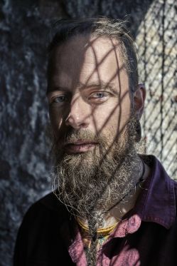 Lydinstallation fra Teater Fluks markerer 80-året for Krystalnatten</br>Rasmus M. L. Skov er Kunstnerisk co-leder i Teater Fluks</br>Foto: Martin L. Esquives / www.esquives.dk