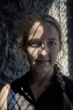 Lydinstallation fra Teater Fluks markerer 80-året for Krystalnatten</br>Sara Fink Søndergaard er Kunstnerisk co-leder i Teater Fluks.
<br /></br>Foto: Martin L. Esquives / www.esquives.dk