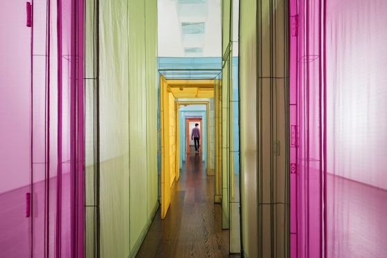 Hvordan kan man føle sig hjemme som et moderne, omrejsende og rodløst menneske?</br>Udstillingen på ARoS viser Do Ho Suhs gennemgansrum. Installation view, Do Ho Suh: Passage/s. 2017
<br />Victoria Miro Gallery II, 16 Wharf Road, London N1 7RW
<br />© Do Ho Suh. Courtesy the Artist, Lehmann Maupin, New York, Hong Kong and Seoul.</br>Foto: Thierry Bal