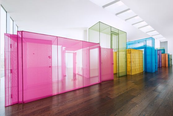 Hvordan kan man føle sig hjemme som et moderne, omrejsende og rodløst menneske?</br>Udstillingen på ARoS viser Do Ho Suhs gennemgansrum. Installation view, Do Ho Suh: Passage/s. 2017
<br />Victoria Miro Gallery II, 16 Wharf Road, London N1 7RW
<br />© Do Ho Suh. Courtesy the Artist, Lehmann Maupin, New York, Hong Kong and Seoul.</br>Foto: Thierry Bal