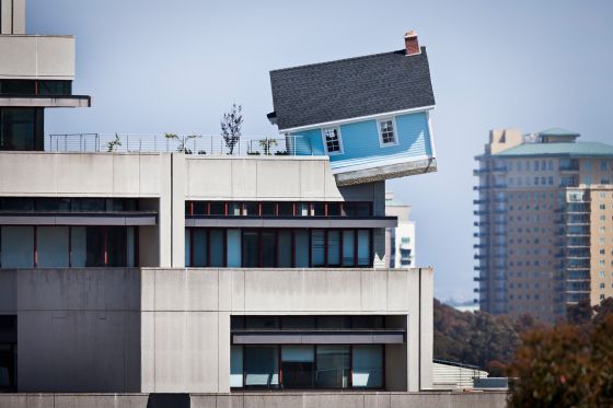 Hvordan kan man føle sig hjemme som et moderne, omrejsende og rodløst menneske?</br>DO HO SUH: Fallen Star, 2012
<br />Steel-frame house, concrete foundation, brick, chimney, garden, lawn chairs, table, hibachi-style grill, bird bath and bird house
<br />© Do Ho Suh. Courtesy the artist and Lehmann Maupin, New York and Hong Kong.</br>Foto: Philipp Scholz Rittemann