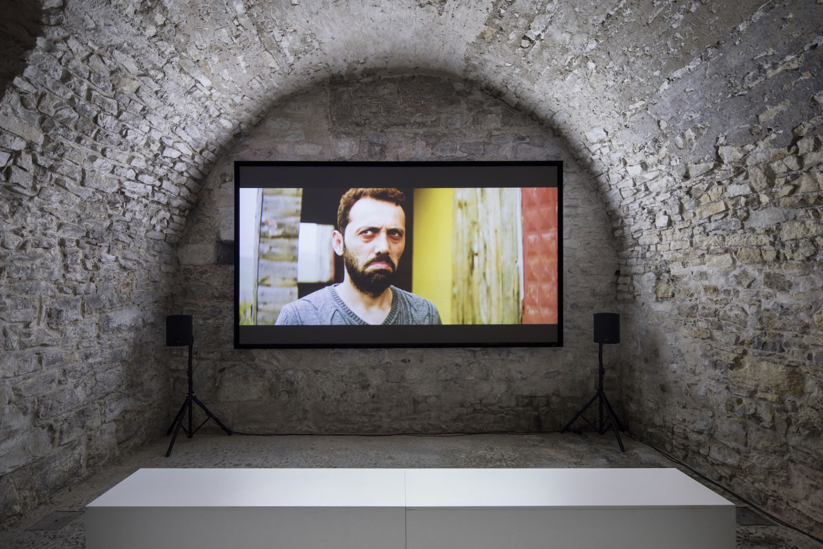 Deniz Eroglu - kunsten at se, lytte og forstå</br>Installationsvue fra en af Deniz Eroglus udstillinger i Prag.</br>Foto: Deniz Eroglu
