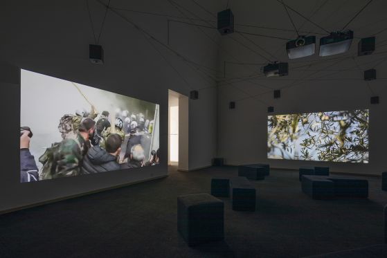 Angela Melitopoulos videoværk Crossings for første gang i Skandinavien på Charlottenborg</br>I Crossings kæder Angela Melitopoulos en række scener sammen, så de tilsammen skaber den overordnede fortælling.</br>Foto: PR-foto / Kunsthal Charlottenborg