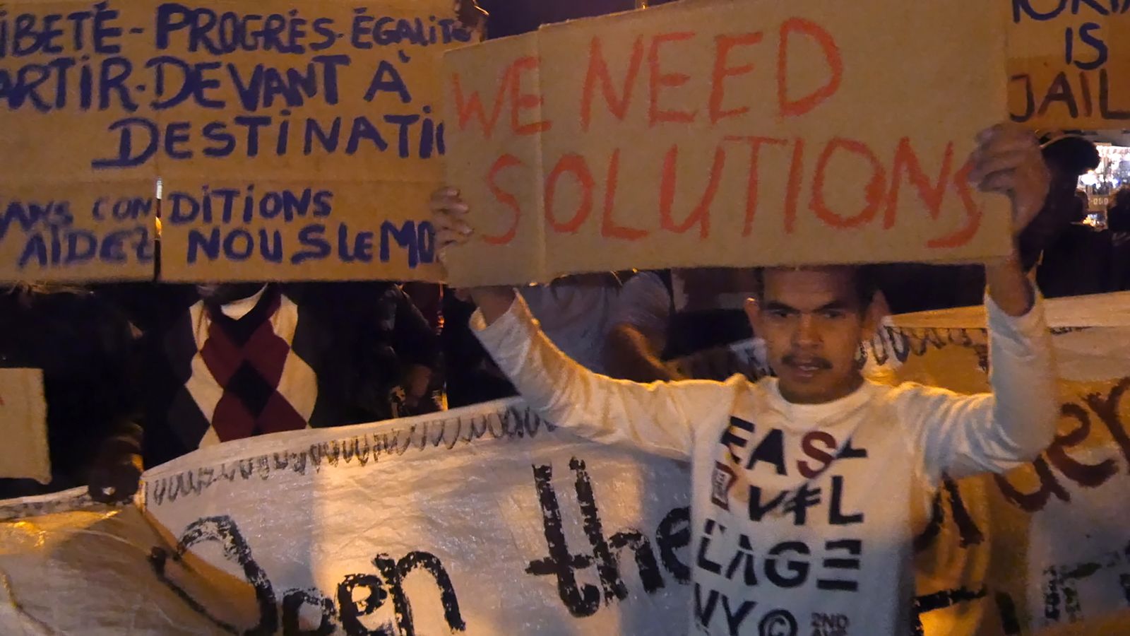 Angela Melitopoulos videoværk Crossings for første gang i Skandinavien på Charlottenborg</br>Værket handler også om de kaotiske vilkår, som den aktuelle gældskrise i Grækenland har medført. </br>Foto: PR-foto / Kunsthal Charlottenborg