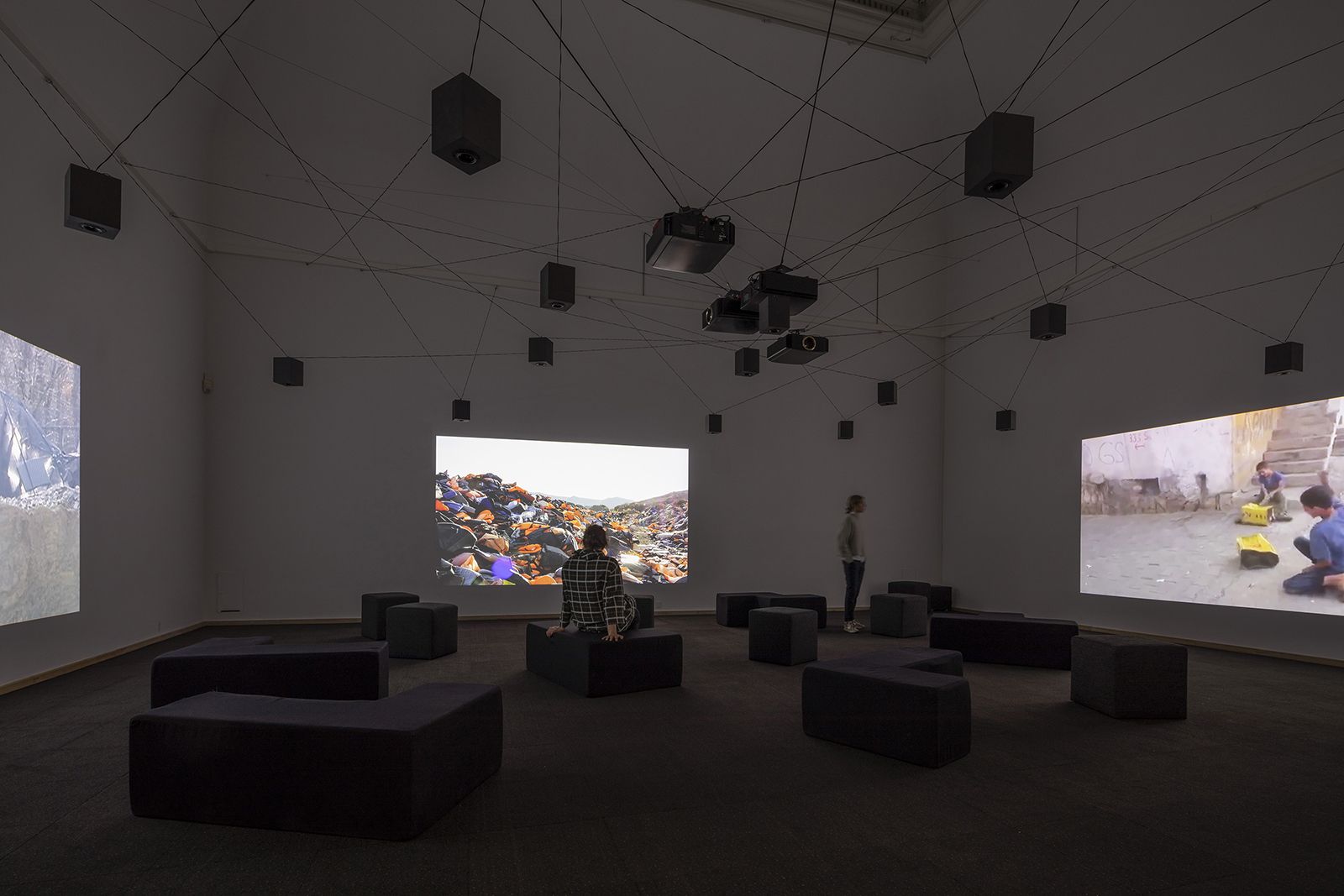 Angela Melitopoulos videoværk Crossings for første gang i Skandinavien på Charlottenborg</br>Crossings er en lyd- og videoinstallation, som omslutter publikum med både skærme og højtalere.  </br>Foto: PR-foto / Kunsthal Charlottenborg