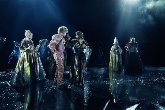 Blodigt litterært mesterværk kan nu for første gang opleves på scenen</br>Kongens fald er en mørk og dramatisk fortælling om storhed og fald, om begær, kærlighed og ondskab i 1500-tallets Danmark</br>Foto: PR-foto / Det Kongelige Teater - Miklos Szabo