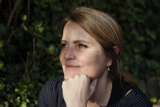 Gamle gulvbrædder kan også være kunst</br>Marianne Markvad er særligt inspireret af urbane rum. Med sine værker stiller hun kritiske spørgsmål til de liv, vi fører. </br>Foto: Kulturmagasinet Fine Spind - Teodora Biberovic