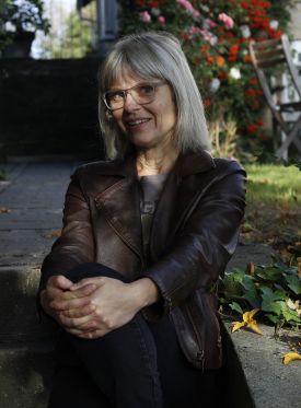 Gamle gulvbrædder kan også være kunst</br>Lisbeth Thingholm henter inspiration til sine værker fra hverdagen. </br>Foto: Kulturmagasinet Fine Spind - Teodora Biberovic