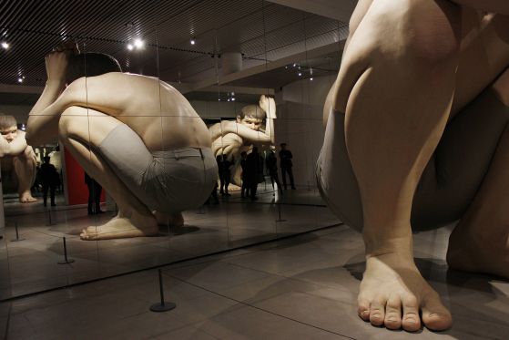På Aros er hjem langt mere end det sted vi bor</br>Velkendte Boy har nu hjemme i et rum fyldt med spejle.
<br />
<br />Ron Mueck - Boy, 1999</br>Foto: Teodora Biberovic