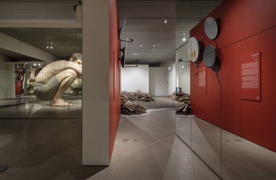 På Aros er hjem langt mere end det sted vi bor</br>Far From Home er kurateret i samarbejde med museumsinspektørerne Erik Nørager Pedersen og Jakob Vengberg Sevel.</br>Foto: PR-Foto / Anders Sune Berg