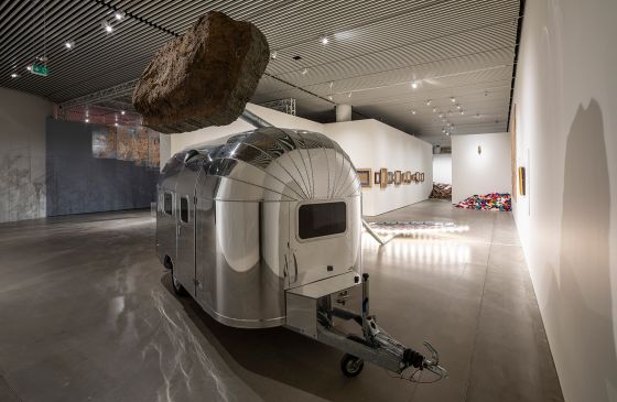 På Aros er hjem langt mere end det sted vi bor</br>Installations-view i udstillingen Far From Home. 
<br />
<br />Elmgreen & Dragset - Welcome, 2014</br>Foto: PR-Foto / Anders Sune Berg