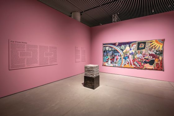 På Aros er hjem langt mere end det sted vi bor</br>Far From Home stiller det grundlæggende spørgsmål: Hvor føler vi os hjemme? 
<br />
<br />Grayson Perry - The Expulsion from Number 8 Eden Close, 2012</br>Foto: PR-Foto / Anders Sune Berg