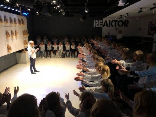 Du hedder Anne og lider af empatitræthed - Teater Republique kan hjælpe dig</br>Gennem hypnotisørens kyndige vejledning bliver først armen tungere, så resten af kroppen og til sidst øjenlågene.</br>Foto: PR-foto / Østerbro Teater