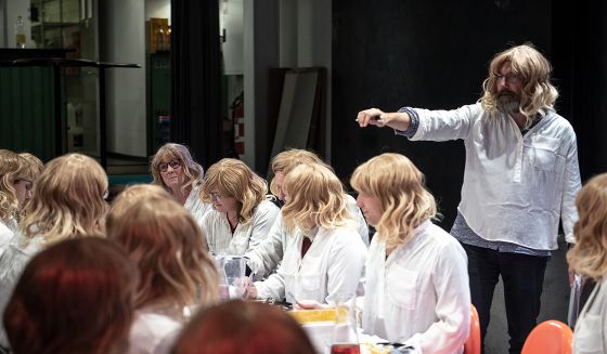 Du hedder Anne og lider af empatitræthed - Teater Republique kan hjælpe dig</br>Kostumet skaber et nyt fællesskab, hvor folk sidestilles og kigger hinanden i øjnene på en helt anden måde</br>Foto: PR-foto / Østerbro Teater