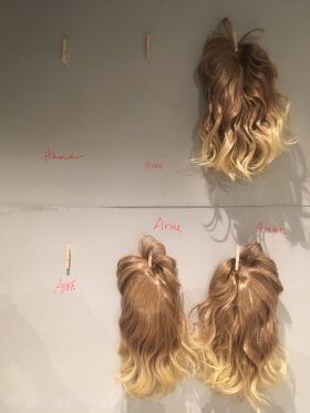 Du hedder Anne og lider af empatitræthed - Teater Republique kan hjælpe dig</br>Blonde parykker hænger i klemmer på væggen.</br>Foto: Carl Windahl Bøllingtoft - Fine Spind