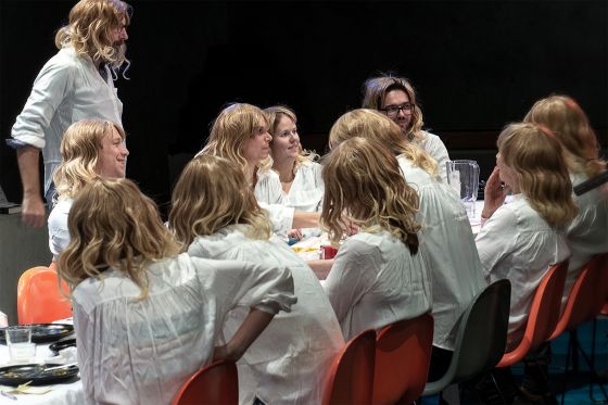 Du hedder Anne og lider af empatitræthed - Teater Republique kan hjælpe dig</br>Når alle er iklædt kostume og kalder sig Anne udviskes folks forskellige identiteter.</br>Foto: PR-foto / Østerbro Teater