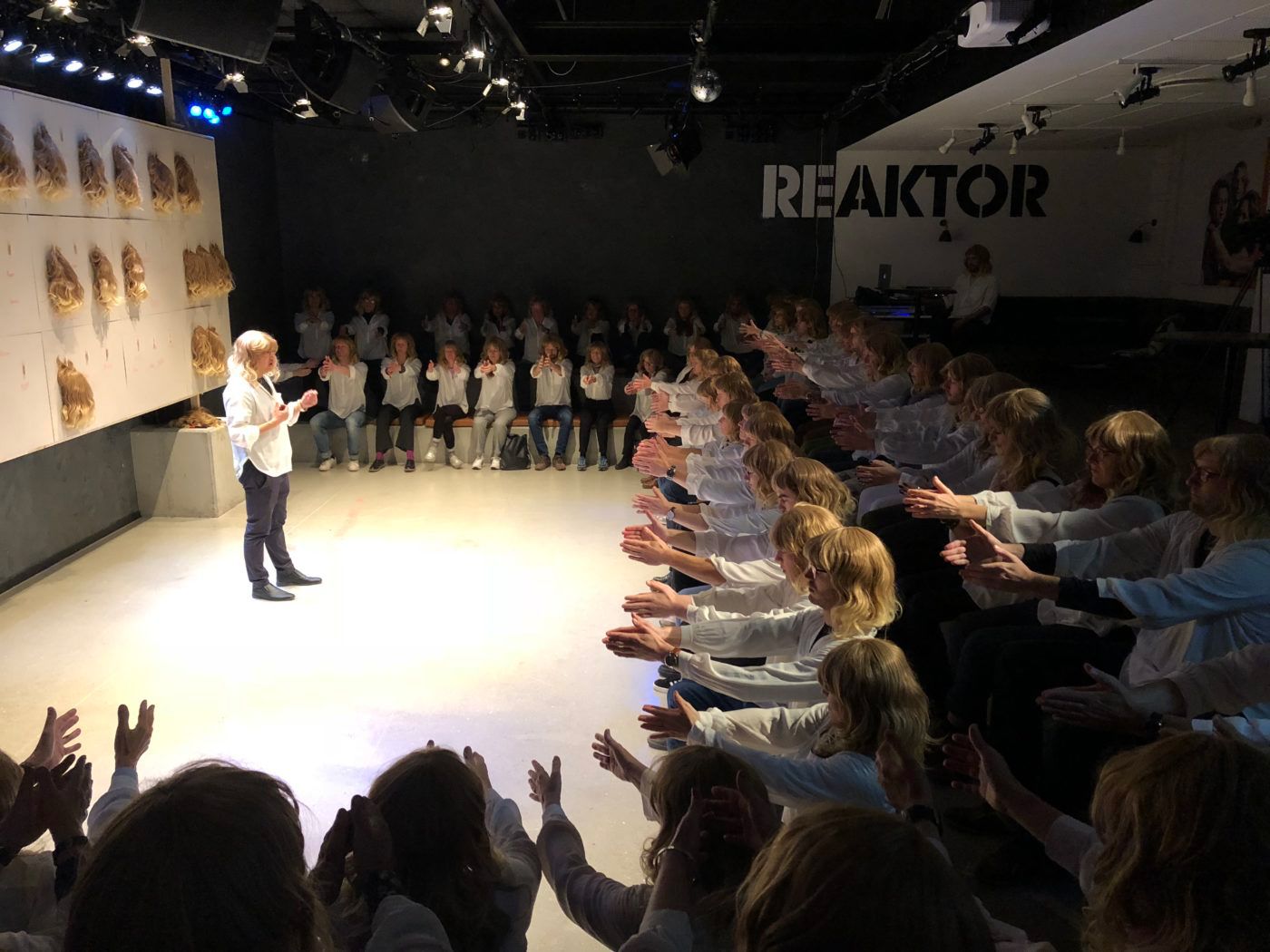 Du hedder Anne og lider af empatitræthed - Teater Republique kan hjælpe dig</br>Gennem hypnotisørens kyndige vejledning bliver først armen tungere, så resten af kroppen og til sidst øjenlågene.</br>Foto: PR-foto / Østerbro Teater