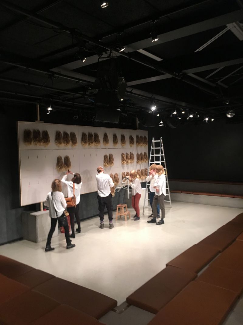 Du hedder Anne og lider af empatitræthed - Teater Republique kan hjælpe dig</br>Alle skal iføres en blond paryk. Både publikum og optrædende.</br>Foto: Carl Windahl Bøllingtoft - Fine Spind