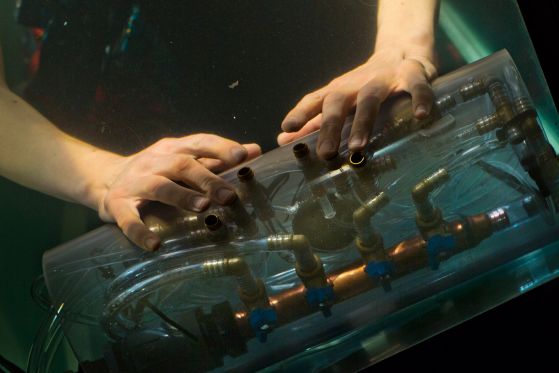 AquaSonic er en kompromisløs opdagelsesrejse under vand</br>Det specialudviklede instrument Hydraulophonen.</br>Foto: Jens Peter Engedal