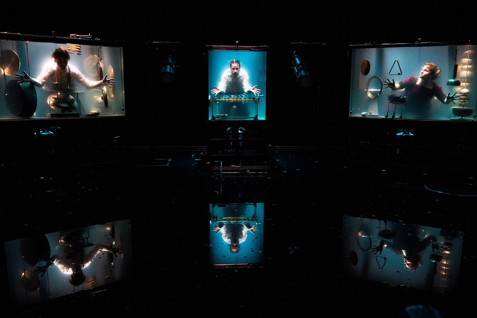 AquaSonic er en kompromisløs opdagelsesrejse under vand</br>AquaSonic koncert med musikerne i de store vandtanke.</br>Foto: 
