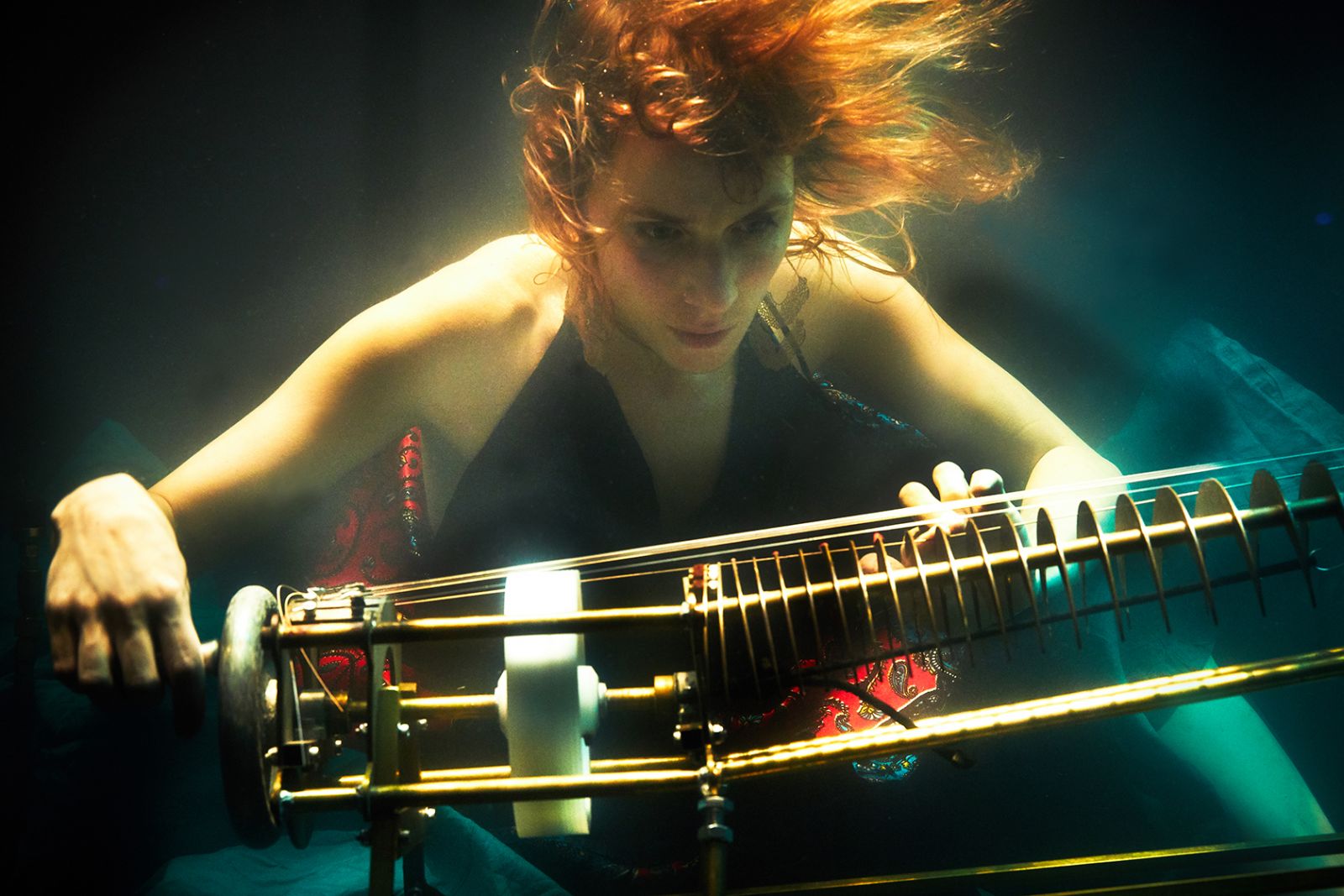AquaSonic er en kompromisløs opdagelsesrejse under vand</br>AquaSonic koncert. Der spilles på undervandsinstrumentet rotacorda.</br>Foto: Ambra Vernuccio
