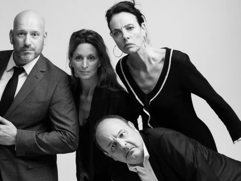 Mageløst stramt bud på den absurde klassiker Den skaldede sangerinde</br>Floskler smækkes lige i synet med raffineret musikalitet i Den skaldede sangerinde.</br>Foto: PR-foto / Teatret ved Sorte Hest - Robin Skjoldborg