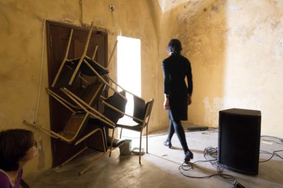 Du kan miste og finde dig selv i performancekunst</br>In All the Wrong Places I / Regression series: February 2018. Galería Ana Lama / Arte Extremo, Lisbon, Portugal.</br>Foto: Photo documentation by Stratos Ntontsis