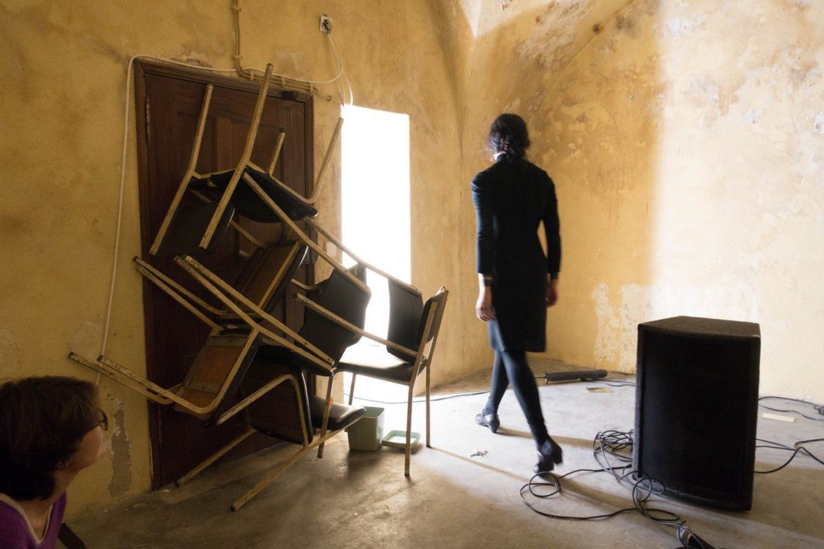 Du kan miste og finde dig selv i performancekunst</br>In All the Wrong Places I / Regression series: February 2018. Galería Ana Lama / Arte Extremo, Lisbon, Portugal.</br>Foto: Photo documentation by Stratos Ntontsis