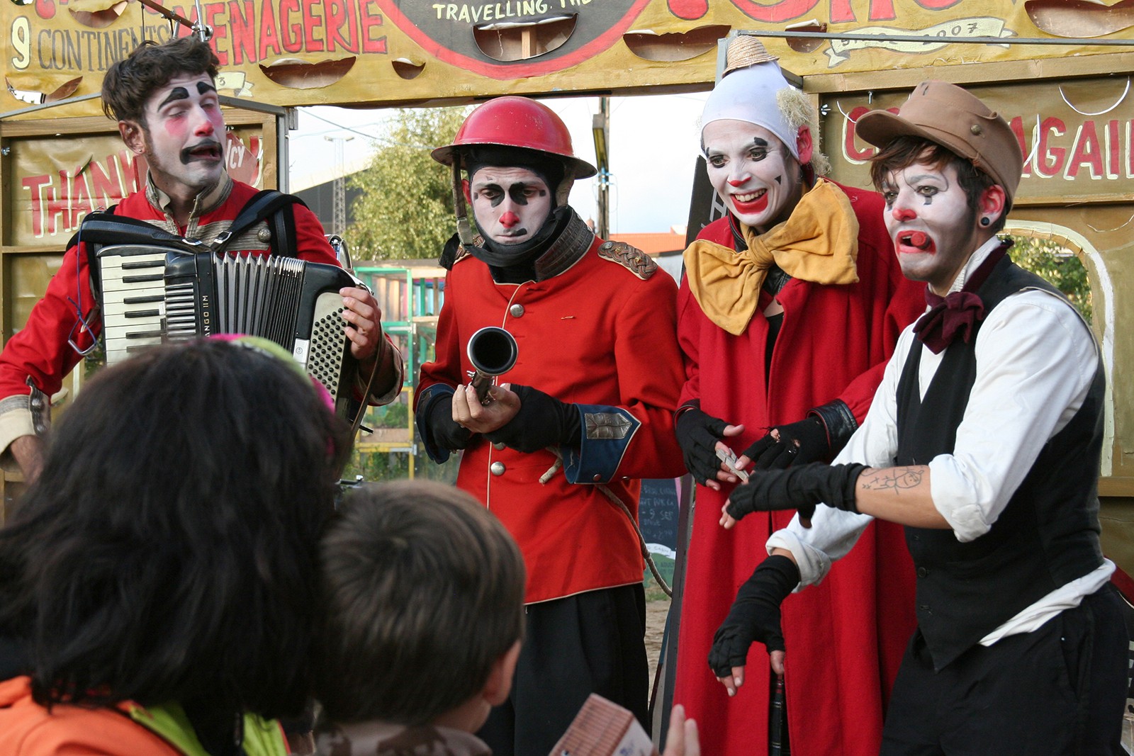 Børn bliver solgt til cirkus</br>De fire klovne i Brunette Bros Circus.</br>Foto: Sixten Therkildsen