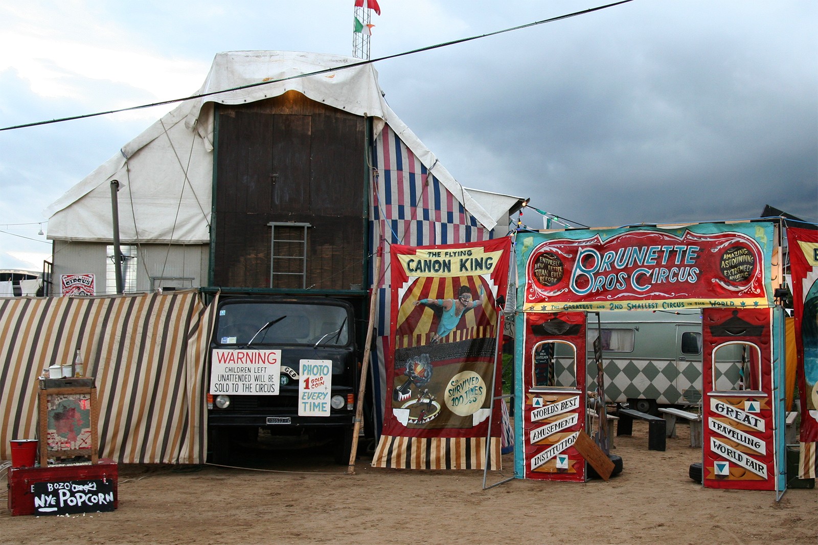 Børn bliver solgt til cirkus</br>Allerede når man står i kø ved billetlugen buldrer og brager cirkus.</br>Foto: Sixten Therkildsen