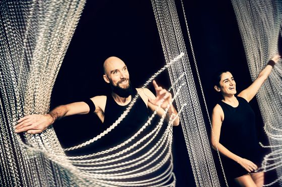 Totalitært samfund vil være verdens lykkeligste på Teater Grob</br>Asbjørn Krogh Nissen og Özlem Saglanmak i Happy Hour</br>Foto: Emilia Therese