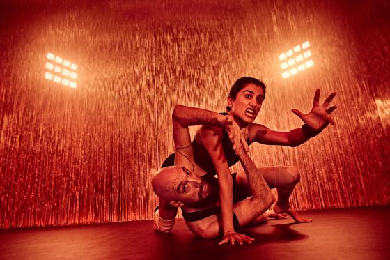 Totalitært samfund vil være verdens lykkeligste på Teater Grob</br>Asbjørn Krogh Nissen og Özlem Saglanmak i Happy Hour</br>Foto: Emilia Therese