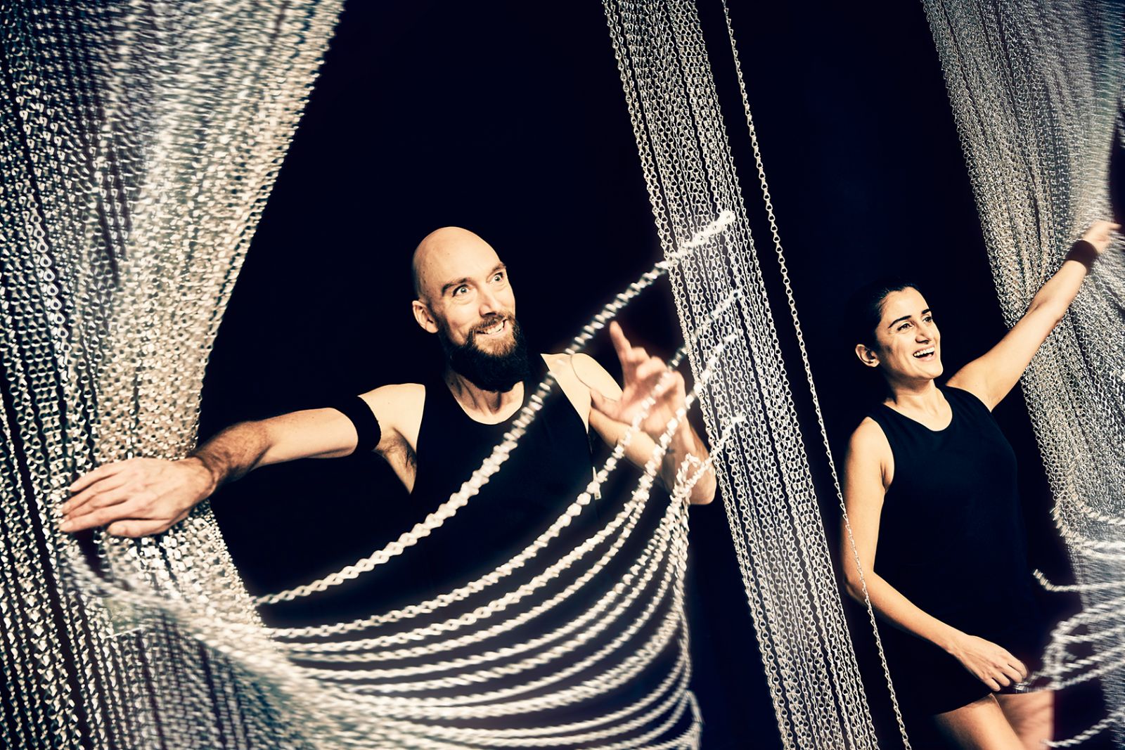 Totalitært samfund vil være verdens lykkeligste på Teater Grob</br>Asbjørn Krogh Nissen og Özlem Saglanmak i Happy Hour</br>Foto: Emilia Therese