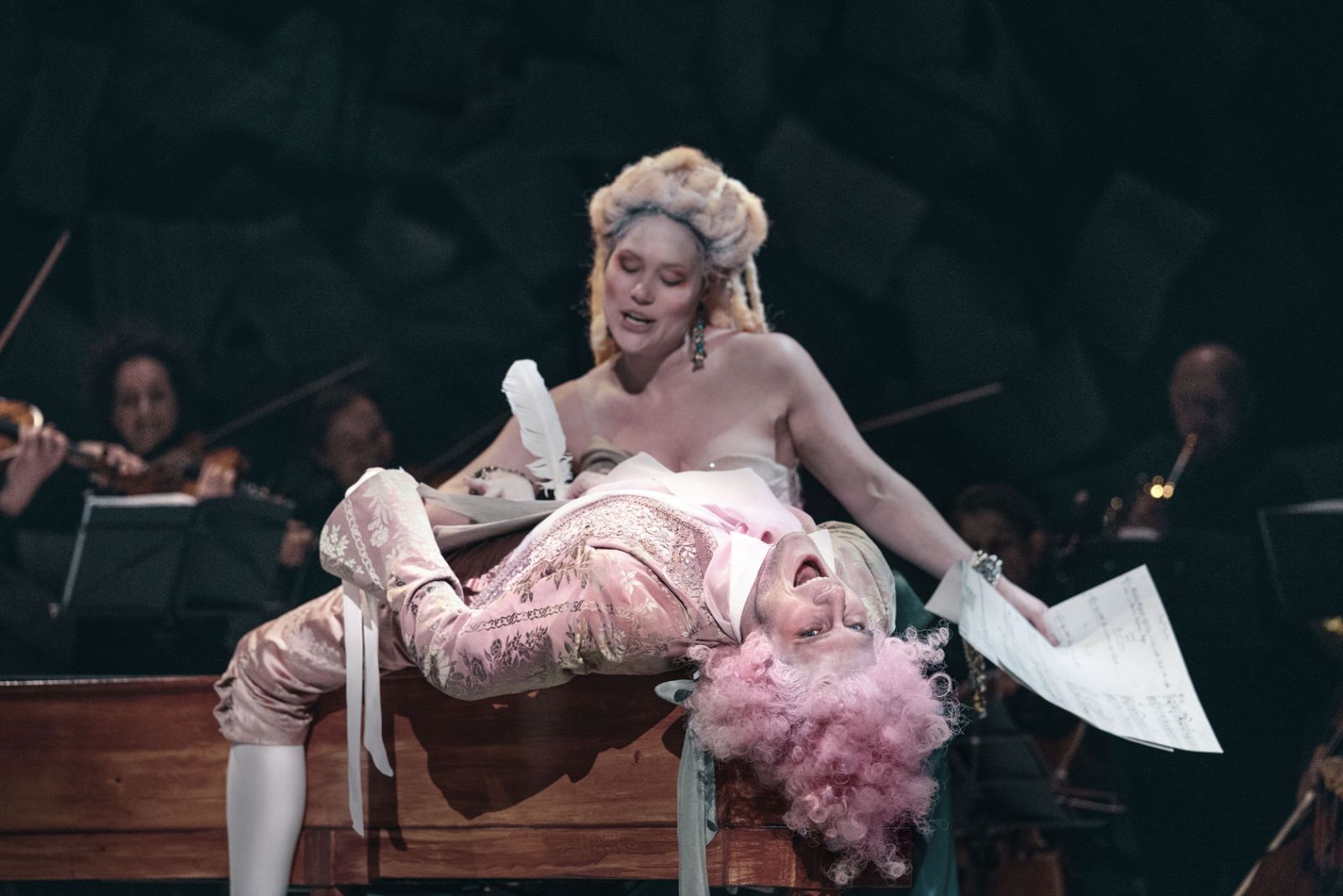 Hele Det Kgl. Teater er i spil i Amadeus - det er et rent slaraffenland af musik og scenekunst</br></br>Foto: Foto: PR-foto / Det Kgl. Teater - Camilla Winther