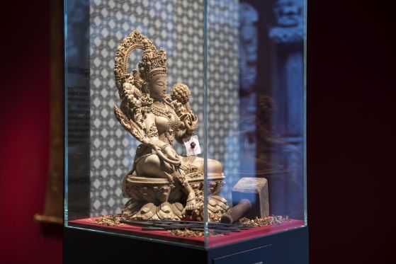 Moesgaard Museum omfavner forgængeligheden i Østens kunst og kultur</br>I vesten er kun originalen noget værd. I nepal laver man en ny, når den gamle skulptur er slidt op.</br>Foto: Foto/medie Moesgaard - Søren Vestergaard