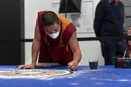 Moesgaard Museum omfavner forgængeligheden i Østens kunst og kultur</br>De tibetanske munke laver mandala på Moesgaard Museum. Når udstillingen lukker holder de en ceremoni, hvor den destrueres.</br>Foto: Foto/medie Moesgaard - Søren Vestergaard