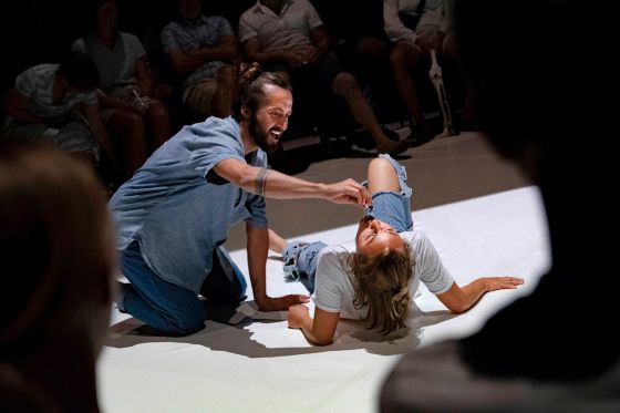 Vi vil allesammen bare gerne være unikke</br>Duoen har i stykket kopieret fra andre kunstneres repertoire. </br>Foto: Jeanette Eggers