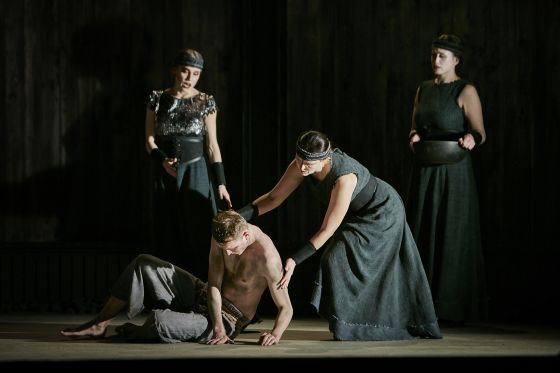 Den Jyske Opera sætter lup på glemte værker</br>Prins Harmaki vil slå Kleopatra ihjel, men ender med selv at dø.</br>Foto: Kåre Viemose for Den Jyske Opera