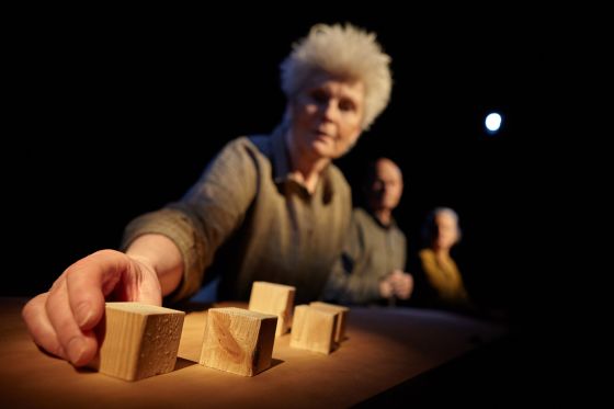 Man kan rejse langt med en rejsegrammofon</br>Klodserne ligner den lille by, Viola bor i.</br>Foto: PR-foto