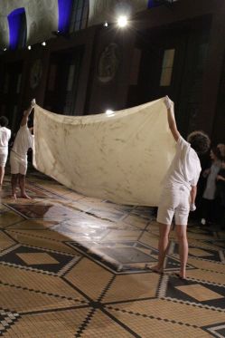 Hesselholdt & Mejlvang og Thorvaldsen hylder lighed og kulturel mangfoldighed</br>Performance ved åbningen af Hesselholdt & Mejlvangs udstilling THIS MOMENT is the BEGINNING på Thorvaldsens Museum.</br>Foto: Julie Lindegaard Larsen