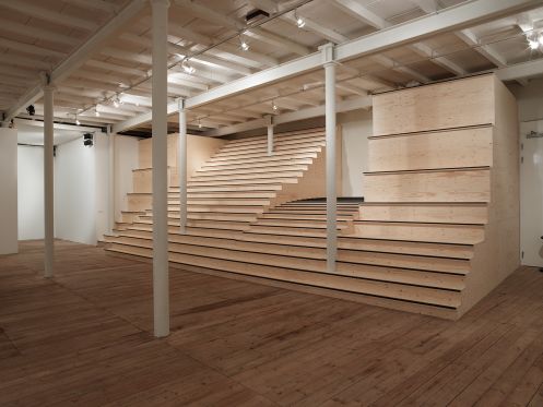 Jesper Rasmussen skildrer mennesket gennem rum, scenografier og landskaber</br>Jesper Rasmussen, Steps, Kunsthallen Brandts, Odense, 2007</br>Foto: Jesper Rasmussen