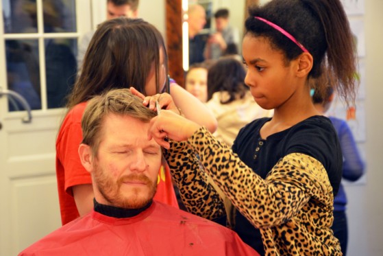 KUNST TIL FORDOMSFULDE FORÆLDRE OG COOL BØRN</br>Tør du sætte dig i frisørstolen her? Mammalian Diving Reflexs performance Haircuts by children.</br>Foto: PR-foto / Live Art for børn 