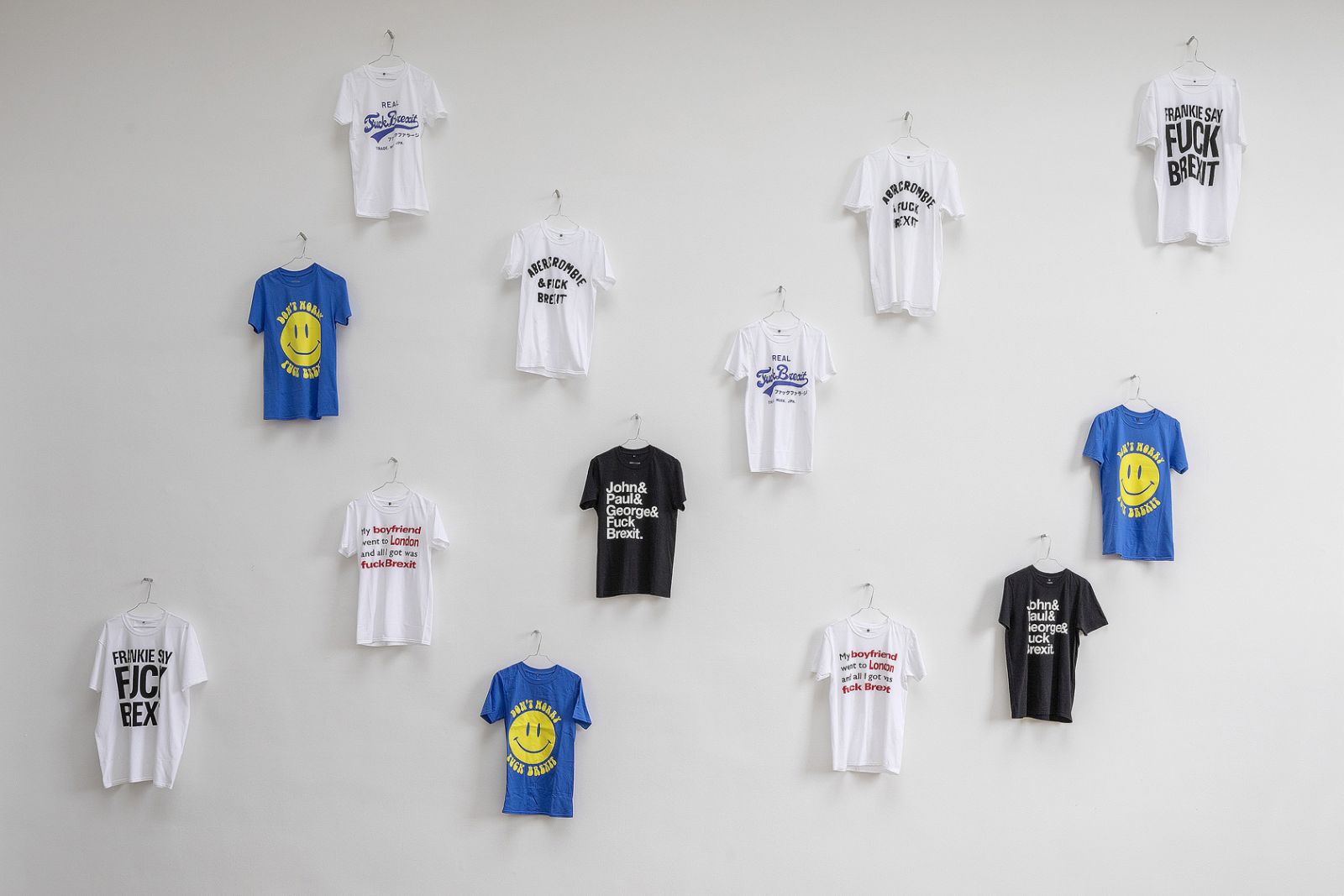 Brexit spøger på Kunsthal Charlottenborgs nye udstilling</br>Jeremy Deller, FUCK BREXIT campaign, 2018. Installationsview, Europa Endlos, Kunsthal Charlottenborg, 2019</br>Foto: Anders Sune Berg