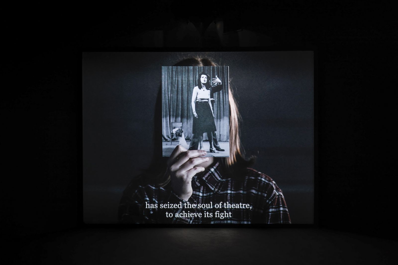 Brexit spøger på Kunsthal Charlottenborgs nye udstilling</br>Bouchra Khalili, The Tempest Society, 2017. Digital film, 60'. Commissioned for documenta 14. View at documenta 14, ASFA, Athens.</br>Foto: Photo by Stathis Mamalakis. Courtesy of the artist.