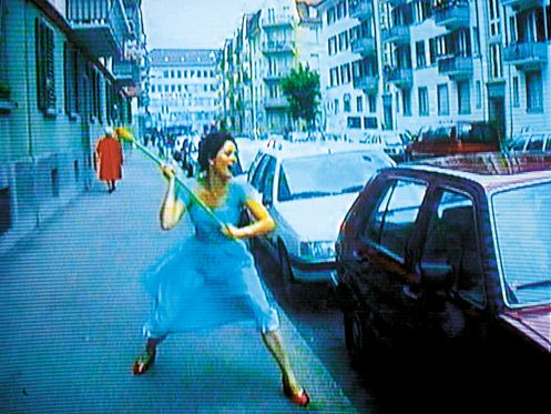 I en fortryllet verden</br>Pipilotti Rist. Ever Is Over All, 1997
<br />To-kanals audio-videoinstallation. Hjørneprojektion (video still)</br>Foto: © Pipilotti Rist. Courtesy the artist, Hauser & Wirth and Luhring Augustine  